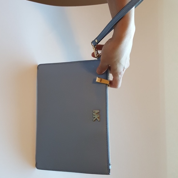 Michael Kors leather wristlet and credit card hold - Picture 4 of 8